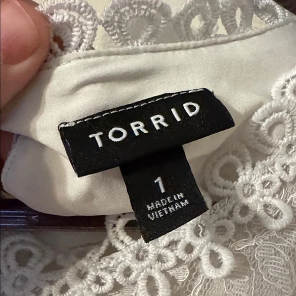 Torrid- Lace Puff Short Sleeve Blouse- off white 1X - Picture 4 of 4